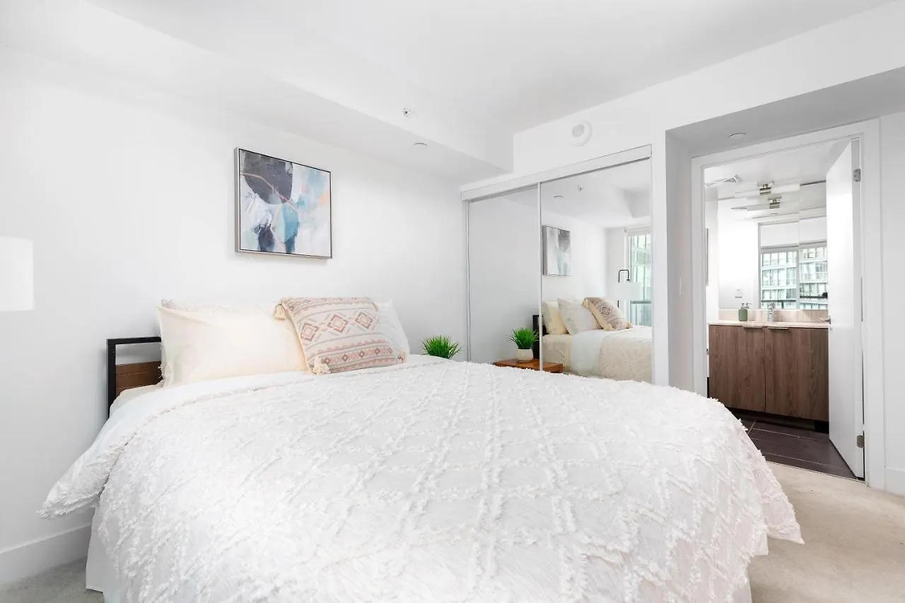 Upscale & Modern 2Bd + Den 2Ba Heart Of Downtown! Apartment Toronto
