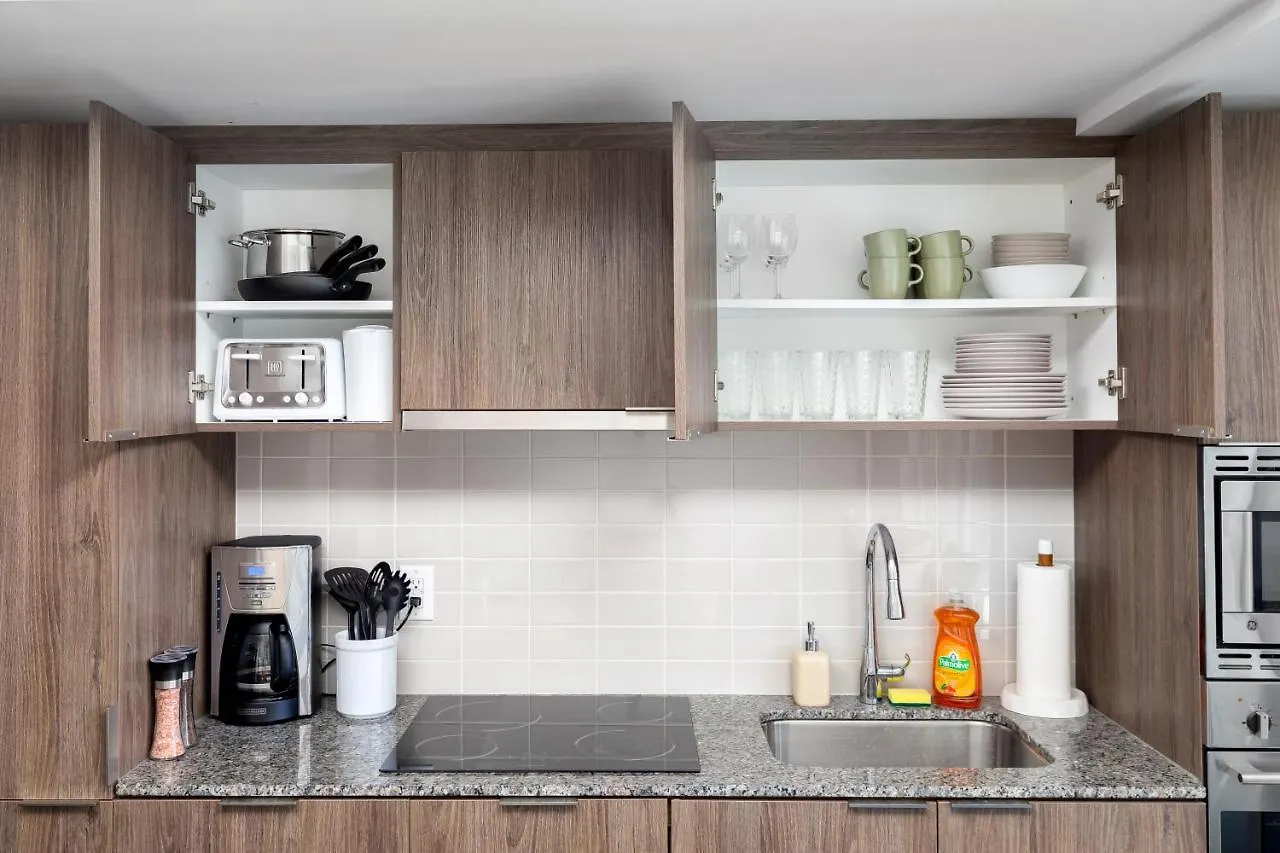 Upscale & Modern 2Bd + Den 2Ba Heart Of Downtown! Apartment Toronto