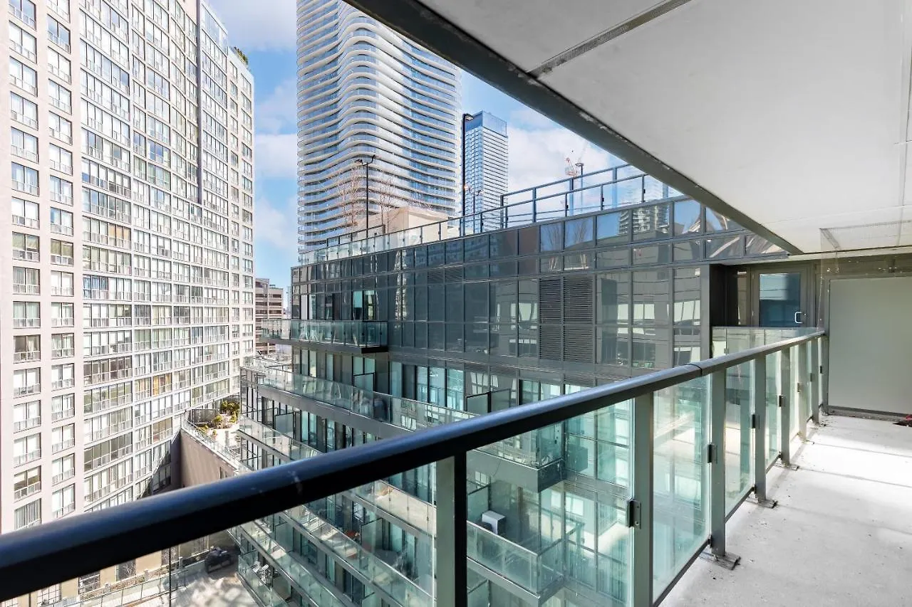 Upscale & Modern 2Bd + Den 2Ba Heart Of Downtown! Apartment Toronto